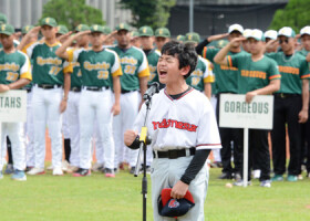 「第１回アジア甲子園大会２０２４　ｉｎ　インドネシア」の開会式で、インドネシア国歌を歌う選手＝１７日、ジャカルタ