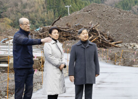 石川県輪島市久手川町の豪雨被災地を視察される天皇、皇后両陛下。左は坂口茂市長＝１７日午後（代表撮影）