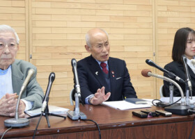 記者会見する日本原水爆被害者団体協議会（日本被団協）代表委員の箕牧智之さん（中央）ら＝１８日午後、広島市中区