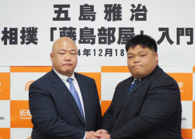 藤島部屋への入門が決まり、握手する五島雅治（右）と師匠の藤島親方＝１８日、東京都文京区