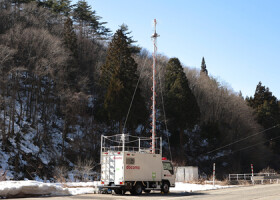 能登半島地震の被災地で活動するＮＴＴドコモの移動基地局車＝２月１３日、石川県珠洲市