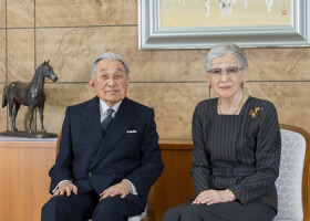 ９１歳の誕生日を前に、写真撮影に臨まれる上皇さまと、上皇后さま＝１１日午後、東京都港区の仙洞御所（宮内庁提供）