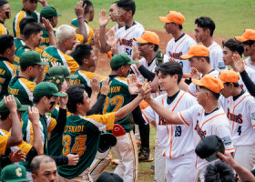 第１回「アジア甲子園」決勝を終え、健闘をたたえ合う選手たち＝２１日、ジャカルタ（ＡＦＰ時事）