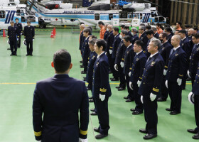 日本航空と海上保安庁の航空機が衝突炎上した事故から１年を前に、追悼式で黙とうする海保職員ら＝２３日午前、東京都大田区