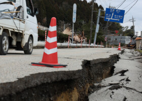 能登半島地震で壊れた道路＝２月２２日、石川県珠洲市