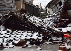 能登半島地震で崩れ落ちた住宅＝１月７日、石川県輪島市