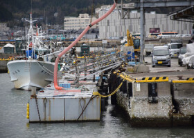 能登半島地震で隆起した輪島港の岸壁の前に設置された仮設の桟橋＝１４日、石川県輪島市