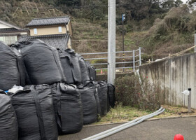 被災地の公共施設に設置された衛星通信「スターリンク」のアンテナ＝１０日、石川県珠洲市