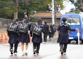 終業式を終え、冬休みに入る中学生＝２４日午後、石川県輪島市