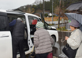 移動支援バスを利用して外出する仮設住宅の高齢者＝１６日、石川県輪島市