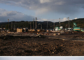 地震で大規模火災が起きた石川県輪島市の「朝市通り」付近。被災建物の解体が進みほぼ更地となっていた（写真上、１２月５日撮影）。写真下は煙が上がる被災当時の朝市付近（１月３日撮影）