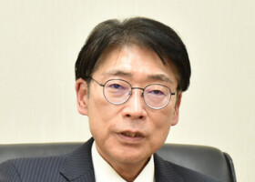 インタビューに答える細田正・前石川県警本部長＝１８日、仙台市