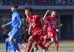 前半、先制ゴールを決め喜ぶ流通経大柏の山野（右端）＝３１日、千葉・柏の葉公園総合競技場