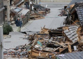 国の重要伝統的建造物群保存地区に選定された輪島市黒島地区で倒壊した建物＝２０２４年１月２０日、石川県