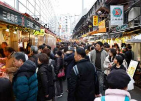 年の瀬ににぎわうアメ横商店街＝２０２４年１２月２７日、東京・上野（ＥＰＡ時事）