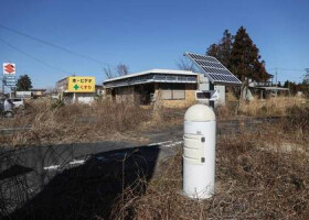 東京電力福島第１原発事故を受けて設置された放射線測定機（モニタリングポスト）＝２０２１年２月、福島県双葉町