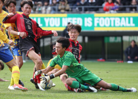 後半、ボールをセーブする上田西のＧＫ牧野（手前）＝２日、千葉・フクダ電子アリーナ