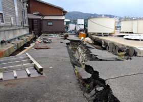 能登半島地震で地割れした輪島港＝２０２４年１２月１４日、石川県輪島市