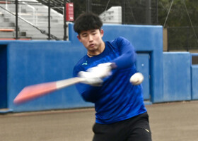 自主トレーニングで打撃練習する巨人ドラフト１位の石塚＝３日、千葉県佐倉市