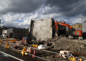 地震で倒壊した７階建てのビル＝２０２４年１２月５日、石川県輪島市