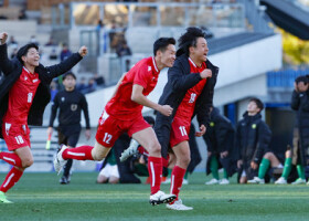 ＰＫ戦の末、静岡学園を破り喜ぶ東福岡の宇都宮夢功（中央）ら＝４日、神奈川・Ｕｖａｎｃｅとどろきスタジアム　ｂｙ　Ｆｕｊｉｔｓｕ