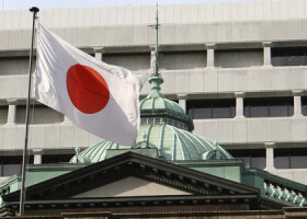 日本銀行本店と国旗