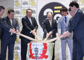 鏡開きを行うプロ野球ソフトバンクの王貞治球団会長（中央）ら＝６日、福岡市