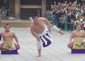 奉納土俵入りを披露する横綱照ノ富士（中央）＝７日、東京・明治神宮