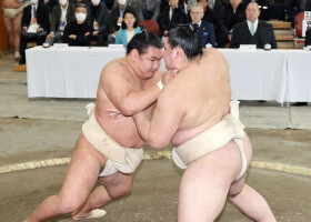 横綱審議委員による稽古総見で大の里（右）と相撲を取る豊昇龍＝６日、東京・両国国技館（代表撮影）