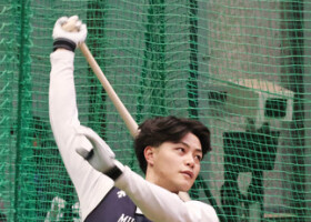 オリックスの新人合同自主トレーニングで練習する麦谷＝８日、大阪市内