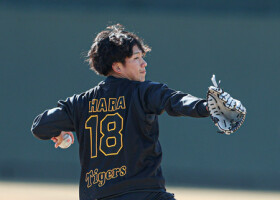 阪神の新人合同自主トレーニングで、キャッチボールする伊原＝８日、兵庫・鳴尾浜球場