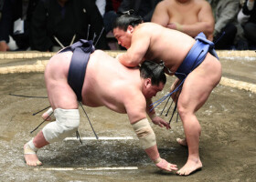 照ノ富士（左）は若隆景に肩透かしで敗れる＝１２日、東京・両国国技館