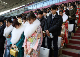 「神戸市はたちを祝う会」で阪神大震災の犠牲者に黙とうをささげる出席者＝１３日午後、同市兵庫区のノエビアスタジアム神戸