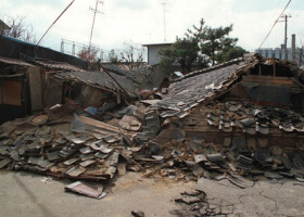 阪神大震災で倒壊し、瓦が散乱する民家＝１９９５年１月１７日、兵庫県西宮市