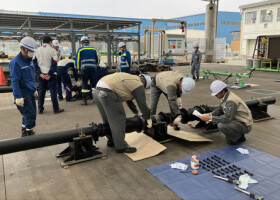 東京ガスなど都市ガス大手３社の各導管子会社による合同訓練で、配管の接合方法を確認する社員ら（大阪ガスネットワーク提供）