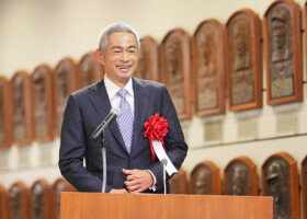 野球殿堂入りし、笑顔を見せるイチローさん＝１６日、東京都文京区の野球殿堂博物館（代表撮影）