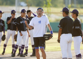 母校の愛工大名電高野球部を指導するイチローさん（中央）＝２０２４年１１月、愛知県春日井市