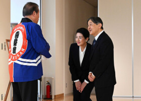 阪神大震災で被災した高四代さんと懇談される天皇、皇后両陛下＝１６日午後、神戸市（代表撮影）