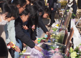 献花する精道小学校の児童ら＝１７日午前、兵庫県芦屋市