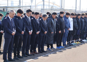 阪神大震災の犠牲者に黙とうするプロ野球オリックスの岸田監督（前列左から２人目）ら＝１７日、大阪市