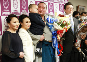 引退会見で家族と写真に納まる横綱照ノ富士（左から４人目）＝１７日、東京・両国国技館