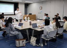 防災動画製作プロジェクトの初回会議に参加する大学生ら＝２０２４年１０月１２日、神戸市中央区