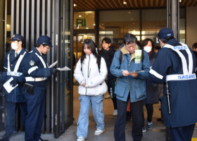 ＪＲ長野駅前で発生した殺傷事件で、情報提供を呼び掛ける長野県警の警察官＝２３日午前、長野市