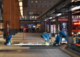 ＪＲ長野駅前で男女３人が襲われた事件現場＝２２日、長野市