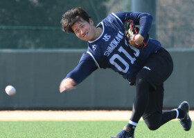 下手投げでキャッチボールをするヤクルトの下川隼佑＝２３日、埼玉・ヤクルト戸田球場