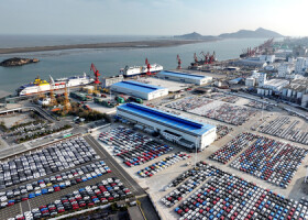 連雲港市の港で輸出用の船に積み込まれるのを待つ自動車＝２０２４年１２月、中国・江蘇省（ＡＦＰ時事）