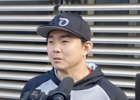 プロ野球中日から米大リーグのナショナルズへ移籍が決まり、取材に応じる小笠原慎之介投手＝２９日、ナゴヤ球場