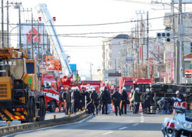 埼玉県八潮市で発生した道路陥没現場＝２９日午後