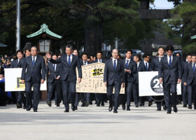 必勝祈願に向かうソフトバンクの小久保監督（前列中央左）と選手ら。同右は王貞治球団会長＝３０日、福岡市の筥崎宮