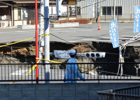 埼玉県八潮市の県道交差点で発生した道路陥没現場＝３０日午前